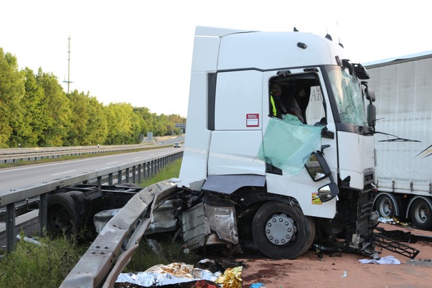 API-TH: Verkehrsunfall mit verletzter Person und hohem Sachschaden am Hermsdorfer Kreuz *1. Ergänzungsmeldung*
