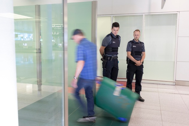 HZA-DO: Zoll entdeckt Tabletten mit Betäubungsmitteln / Kontrolle am Flughafen führt zu Strafverfahren