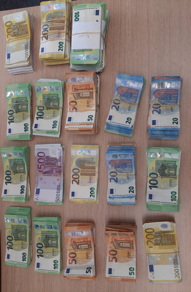BPOL NRW: Bundespolizei stellt 273.300 EUR Bargeld auf der Bundesautobahn A 3 am Rastplatz Millingen sicher