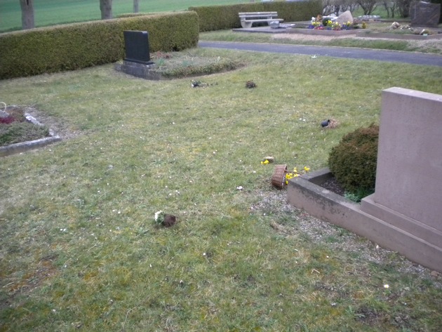 POL-HOL: Friedhof Lobach: Blumen, Gestecke und Bepflanzungen von Gräbern gerissen - Polizei ermittelt wegen Störung der Totenruhe und Sachbeschädigung -