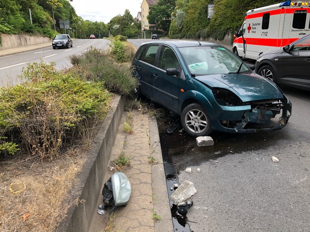 POL-PDKH: Spektakulärer Unfall auf der Gensinger Straße - Alleinbeteiligter PKW-Fahrer überfährt Fahrbahntrennung