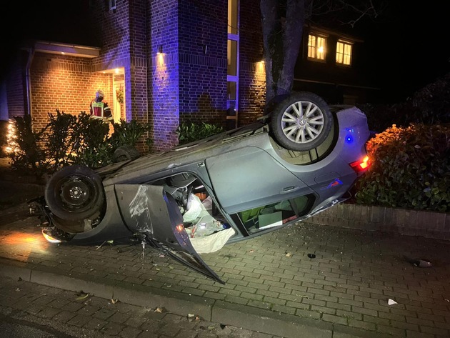 POL-ROW: ++ Pkw landet am Vitus-Platz auf dem Dach: Fahrer schwer verletzt ++