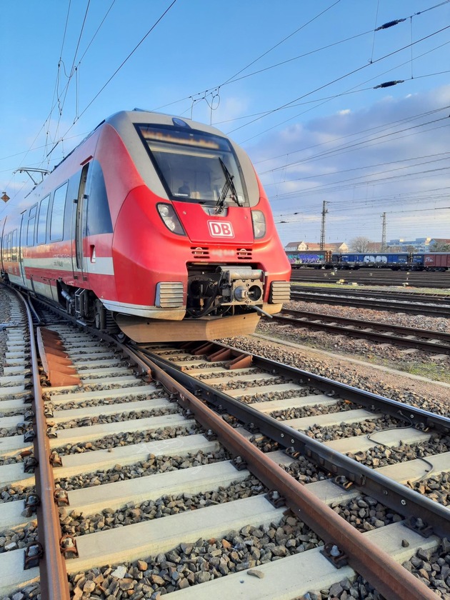BPOLI DD: Zeugenaufruf: Gefährlicher Eingriff in den Bahnverkehr im Bereich Dresden-Friedrichstadt