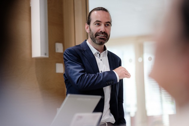 Medienmitteilung - Neuer Rektor der FernUni Schweiz ernannt – Kontinuität und Zukunftssicherung im Fokus