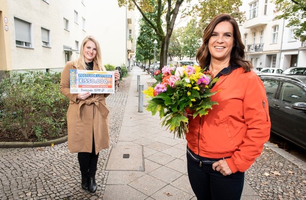 Deutsche Postcode Lotterie: Katarina Witt überrascht Charlottenburger mit Millionen-Gewinn der Deutschen Postcode Lotterie