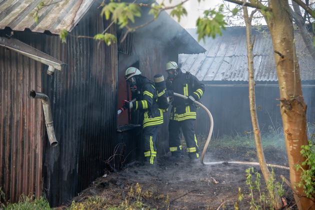 FW-OE: Scheune fällt Feuer zum Opfer