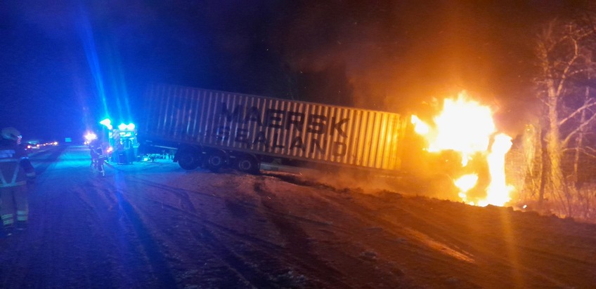 FW Bremerhaven: LKW-Brand nach Verkehrsunfall auf der Autobahn 27