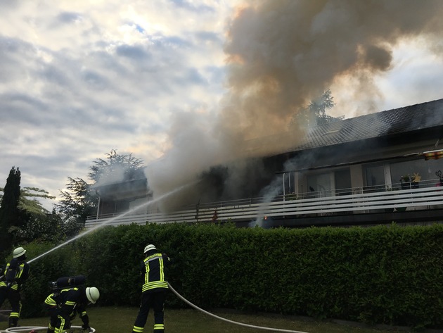 FW-Erkrath: Wohnung in Vollbrand - Eine verletzte Person