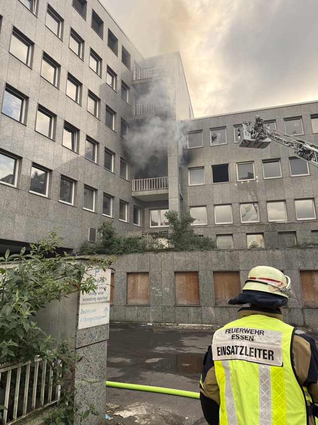 FW-E: Feuerwehreinsatz sorgt für Verkehrsbehinderungen in der Essener Innenstadt