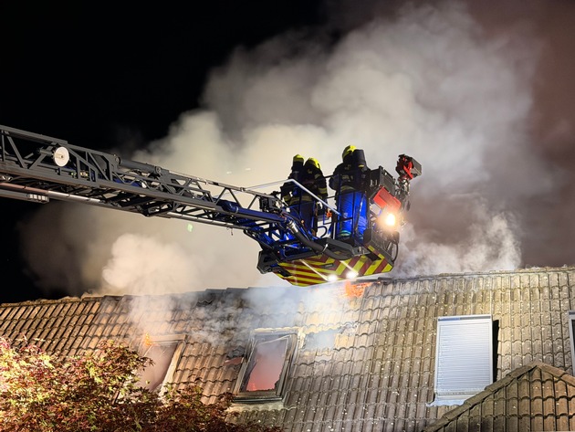 FW-SE: 103 Einsatzkräfte im Großeinsatz: Feuerwehr verhindert Ausbreitung eines Dachstuhlbrandes