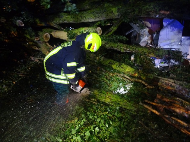 FW Reichenau: Baum fällt nach Unwetter auf Wohnwagen