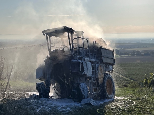 POL-PDNW: Brand eines Vollernters zwischen den Weinreben