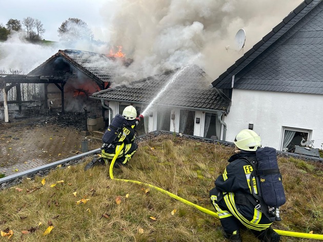 FW-OE: Carportbrand in Lennestadt-Grevenbrück greift auf Wohngebäude über - Gebäude unbewohnbar