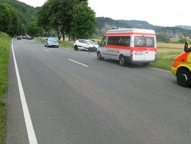 POL-HOL: Bundesstraße 83- Steinmühle - Grave: 23jähriger gerät in Gegenverkehr - schwer verletzt - Insgesamt vier Fahrzeuge beteiligt -
