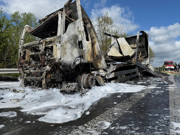 FW-WRN: LKW in Vollbrand auf der Autobahn 1