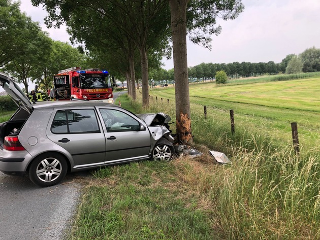 FW-KLE: Auslaufende Betriebsstoffe nach Verkehrsunfall