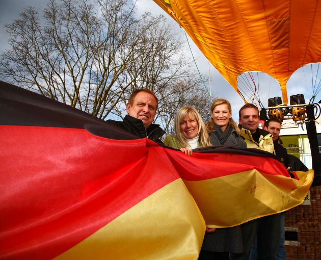 Mit dem Heißluftballon ins Land der Drachen / WARSTEINER bringt deutsche Fan-Fahne zur Olympiade nach Beijing