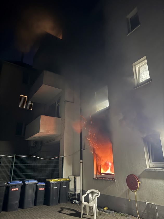 FW-GE: Zimmerbrand in einem Wohn- und Geschäftshaus in Schalke