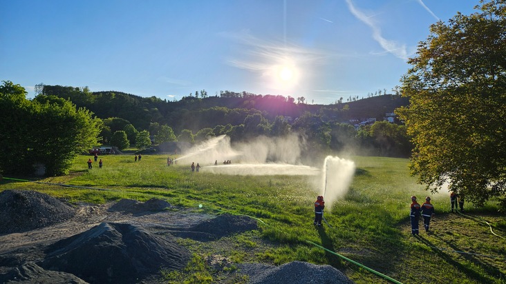FW-AR: Jugendfeuerwehr simuliert Vegetationsbrandbekämpfung