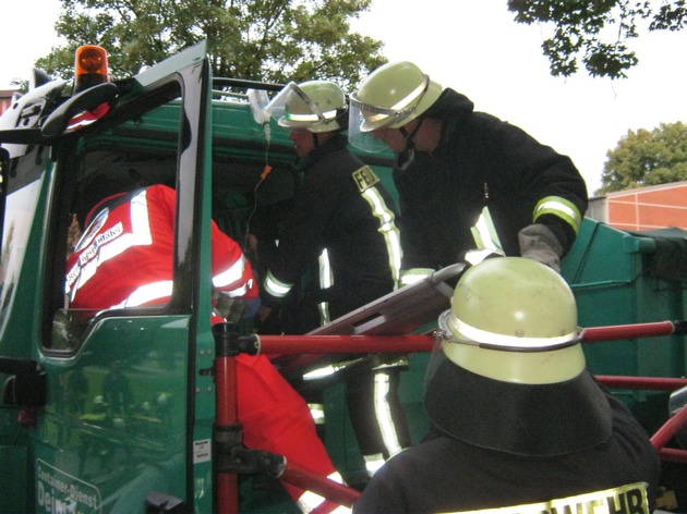FW-AR: Schwerverletzte nach Unfall zwischen LKW und PKW