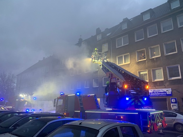 FW-GE: Wohnungsbrand in Schalke - Wohnungsinhaber springt aus dem Fenster und wird schwer verletzt-