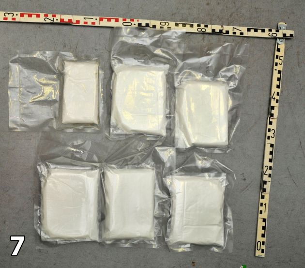 POL-D: Drogenfahnder ziehen Dealer aus dem Verkehr - Mehrere Kilogramm Drogen und einige Tausend Euro Bargeld sichergestellt -  Fotos des Drogenfundes hängen als Datei an