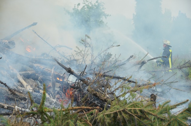 FW Menden: Feuerwehr übt am Forsthaus Lahr/Der Löschzug Mitte der Feuerwehr Menden übte am Samstag hinter dem Forsthaus Lahr den Ernstfall.