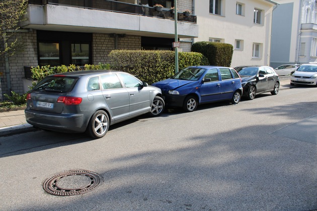 POL-E: Essen: Audi-Fahrer flüchtet vor Polizei und kracht in geparktes Auto - Festnahme - Zeugen gesucht