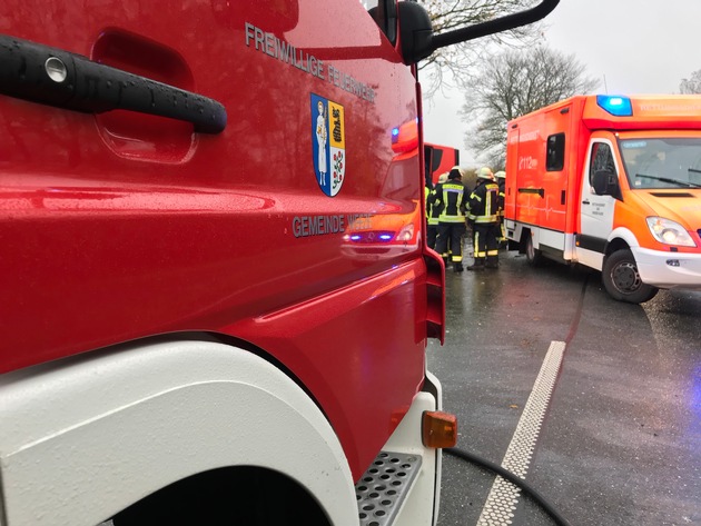 Feuerwehr Weeze: LKW Unfall B9