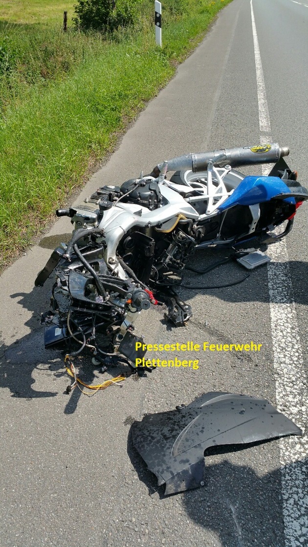 FW-PL: Schwerer Verkehrsunfall im OT - Plettenberg Pasel. Motorradfahrer stirbt an seinen Verletzungen.