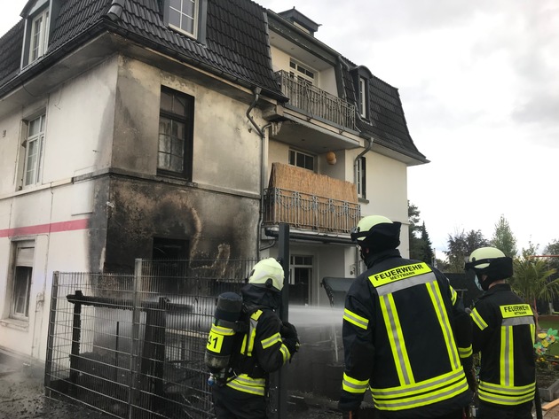 FW Mettmann: Brand eines hölzernen Anbaus ruft Feuerwehr auf den Plan