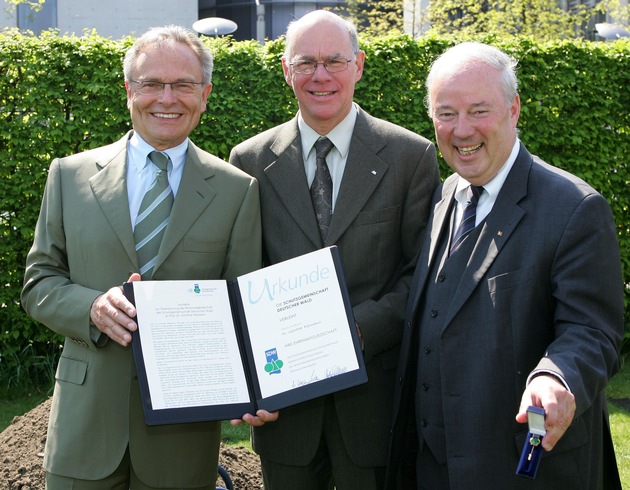 Tag des Baumes 2007: Bundestagspräsident Norbert Lammert und Günther Fielmann pflanzen Zwetschgenbaum in Berlin / Schutzgemeinschaft Deutscher Wald ehrt Günther Fielmann für Verdienste im Naturschutz