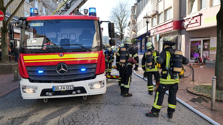 FW-DO: Wohnungsbrand mit Menschenrettung in der Münsterstraße rechtzeitig zum Rosenmontagsumzug beendet