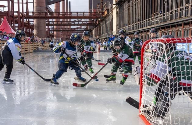 Stiftung Zollverein: Zollverein-Eisbahn bis 6. Januar 2026 geöffnet / 150 Meter langer Schlittschuhspaß zwischen Schornsteinen und Koksöfen