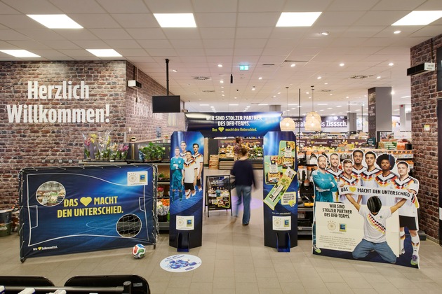 Exklusiv im Lebensmitteleinzelhandel: EDEKA startet als Ern&auml;hrungspartner der M&auml;nner-Nationalmannschaft die gro&szlig;e WM-Offensive