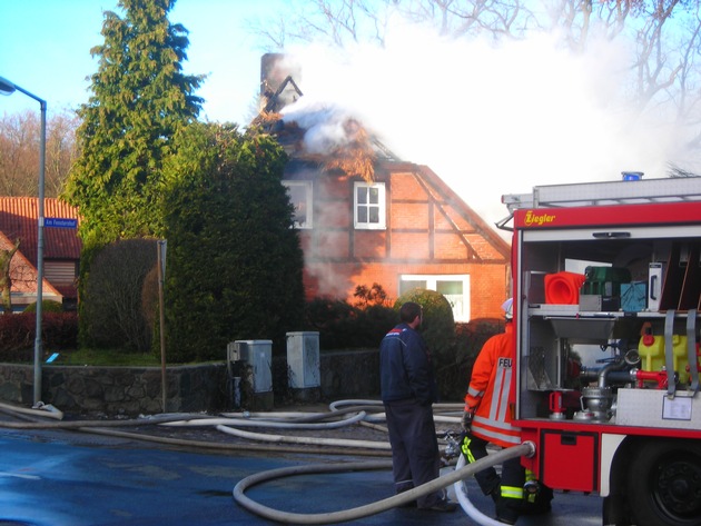 POL-WL: Garlstorf - Brand zerstört Reetdachhaus