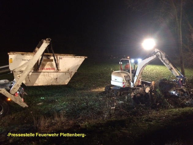 FW-PL: OT-Teindeln. Nach LKW-Bergung folgte fast viereinhalbstündiger Einsatz von Feuerwehr und Spezialunternehmen