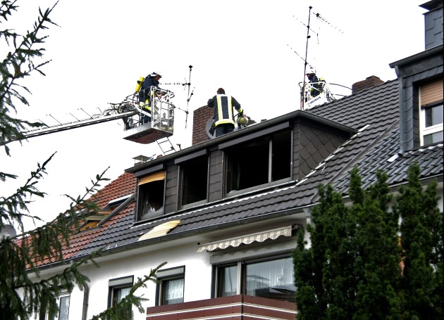 FW-E: Feuer im ausgebauten Dachgeschoss eines Reihenhauses in Essen-Freisenbruch, keine Verletzen