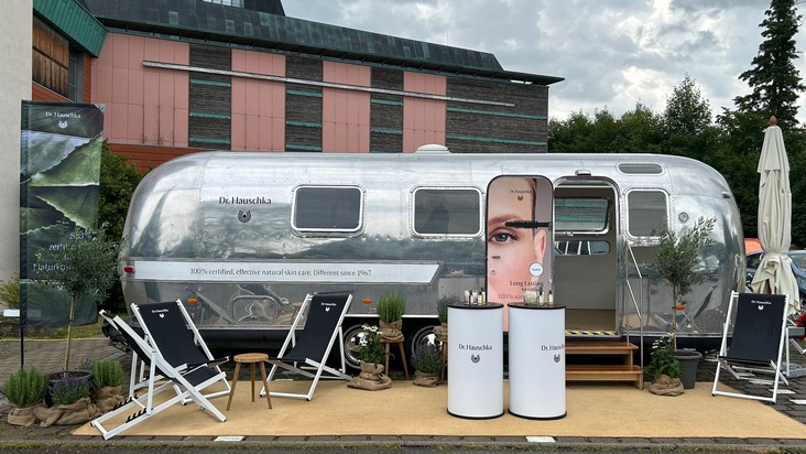 Dr. Hauschka Deutschland-Tour: Zum Neuprodukt Long Lasting Mascara tourt Dr. Hauschka mit seinem Airstream durch sechs deutsche Städte