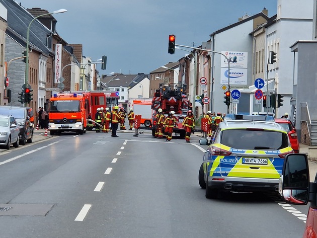 FW Düren: Feuer in Küche - Feuerwehr verhindert größere Schäden