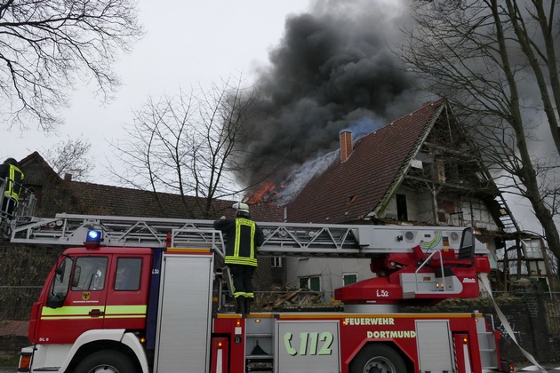 FW-DO: Dachstuhlbrand in alter Scheune