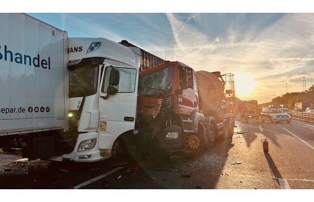 FW Hannover: Die Feuerwehr Hannover wurde heute Morgen zu einem Verkehrsunfall auf die A2 alarmiert. Bei dem Unfall wurde ein LKW-Fahrer verletzt. Die A2 war in Fahrtrichtung Dortmund gesperrt.