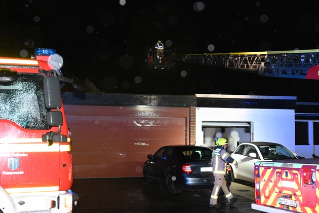 FW Pulheim: Feuer an einem Bungalow