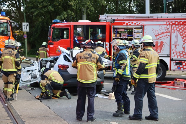 FW-E: Notarzteinsatzfahrzeug verunfallt auf Alarmfahrt mit PKW, vier Personen zum Teil schwer verletzt - Feuerwehr befreit Fahrer mit hydraulischen Rettungsgeräten