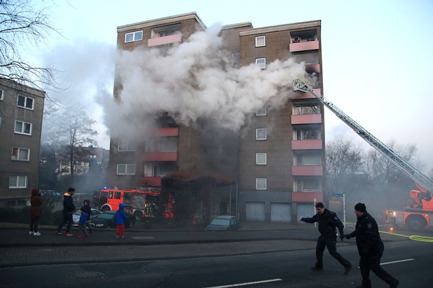 FW-E: Wohnungsbrand im fünften Obergeschoss, massive Rauchentwicklung, eine Person zum Krankenhaus transportiert