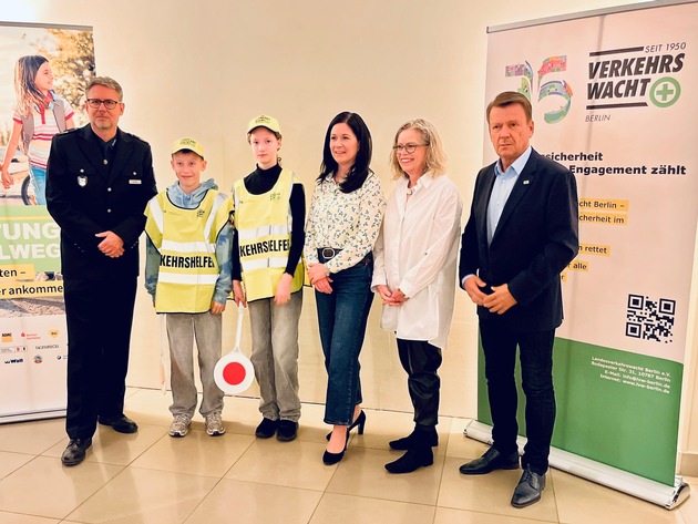„Vision Zero“ vor dem Schultor - Verkehrswacht, Senat und Polizei danken 500 Berliner Schülerlotsinnen und -lotsen