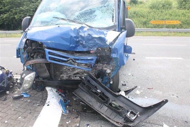 POL-PDMT: Verkehrsunfall mit tödlich verletztem Kradfahrer