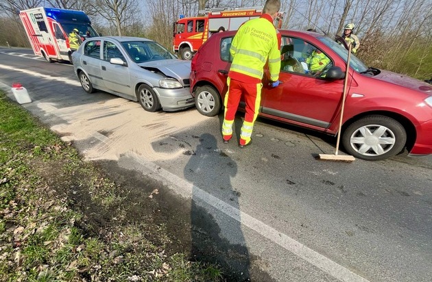 FW Hünxe: Auslaufende Betriebsmittel nach Verkehrsunfall