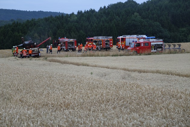 POL-HM: Brand eines Mähdreschers