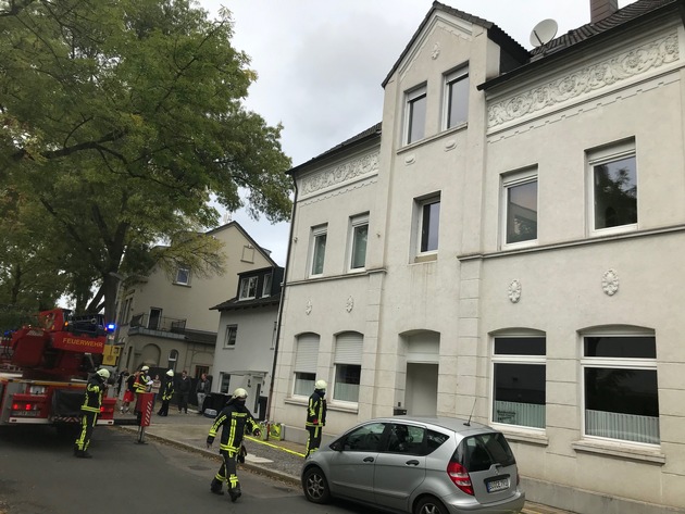 FW-BO: Durch brennendes Laub und Holz in einem ehemaligen Kohlenschacht zog Rauch in den Kellerbereich eines Wohngebäudes in der Straße Siepenhöhe.